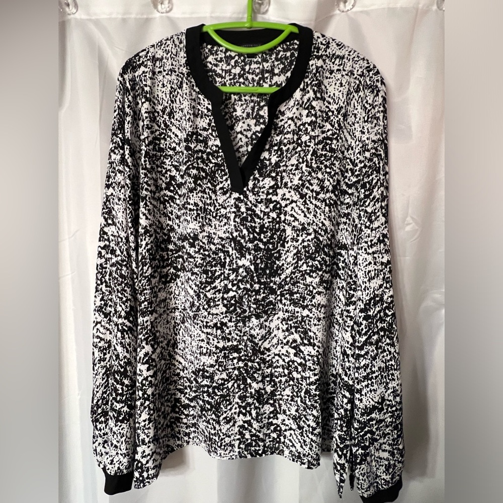 Kenneth Cole Select woman’s top size XL. Black and white.